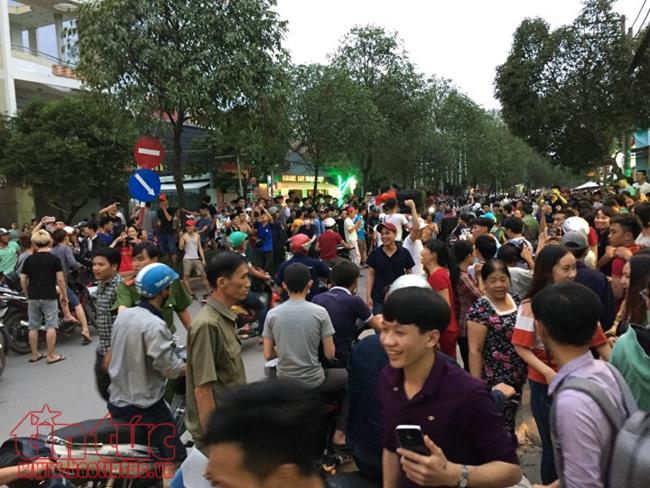 Cổ động viên TP Hồ Chí Minh xuống đường ăn mừng chiến thắng đội tuyển U23 Việt Nam ảnh 5